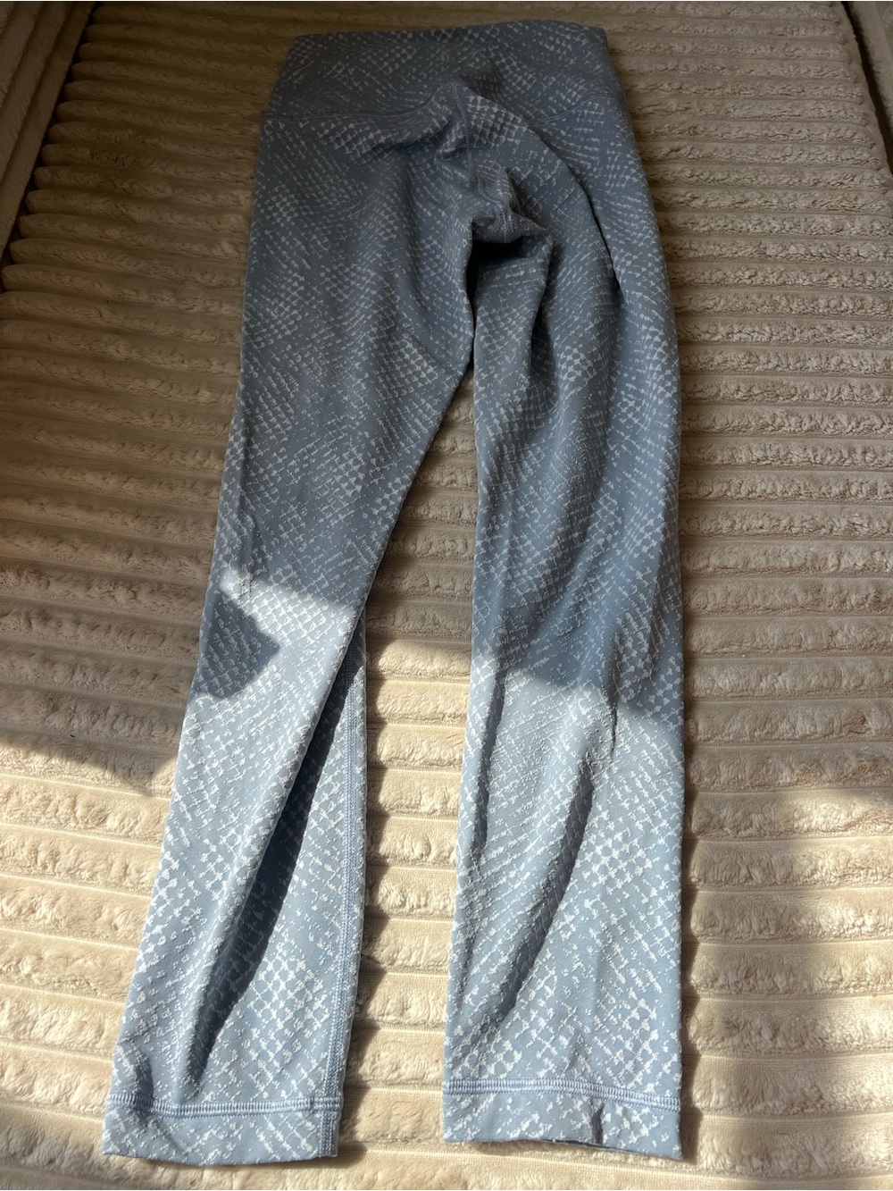 Wunder Under High-Rise Crop 23” Leggings in Light Blue Print Size 4 - Picture 3 of 4